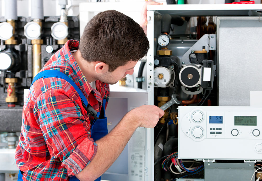 Technicus controleert CV-ketel