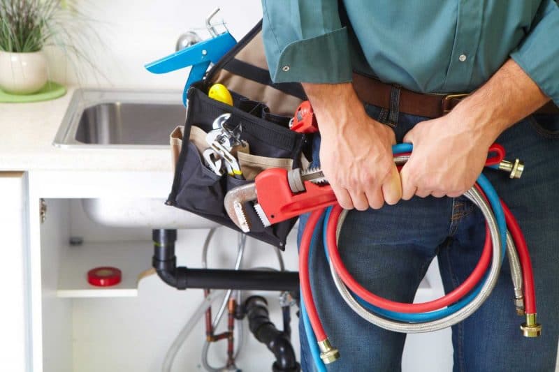 Loodgieter aan het werk tijdens renovatie